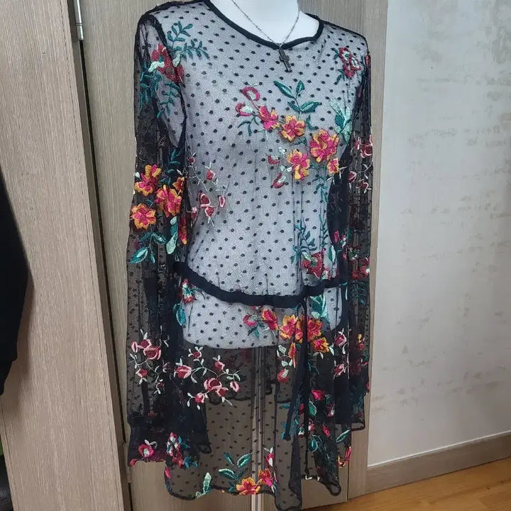 [BUNJANG] Black See-Through Flower Long Blouse / 블랙 시스루 플라워 롱 블라우스