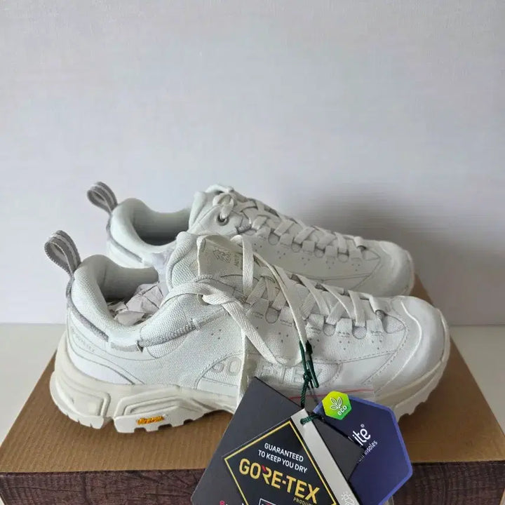 [BUNJANG] Kolon Sport Gore-Tex Trekking Hiking Shoes / 새상품>코오롱스포츠 고어텍스 트레킹화 등산화 235