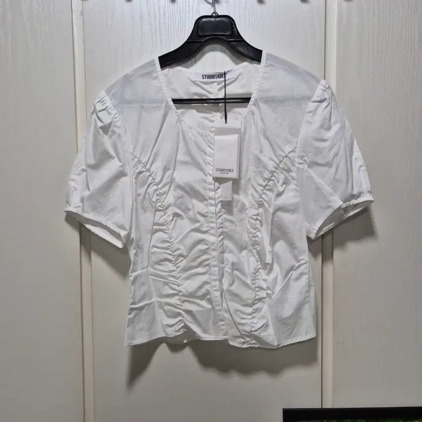 [BUNJANG] Studio Table Shirring Short Sleeve Blouse - White / (타임세일)(새상품)스튜디오테이블 셔링 반팔 블라우스 화이트