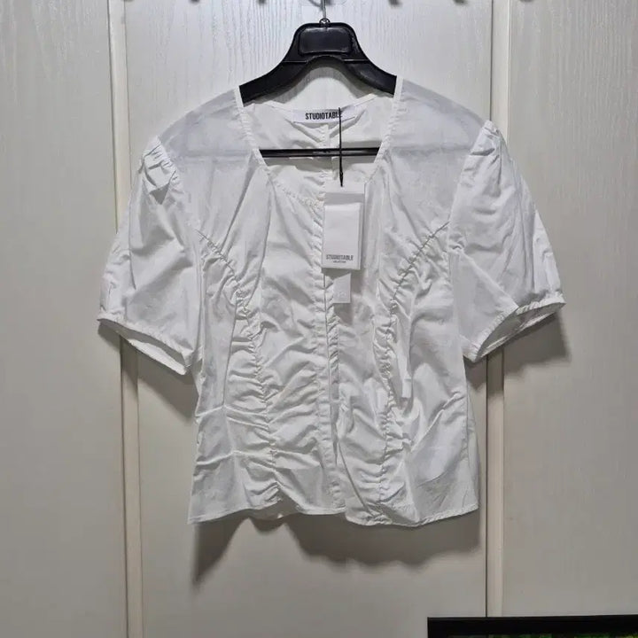 [BUNJANG] Studio Table Shirring Short Sleeve Blouse - White / (타임세일)(새상품)스튜디오테이블 셔링 반팔 블라우스 화이트