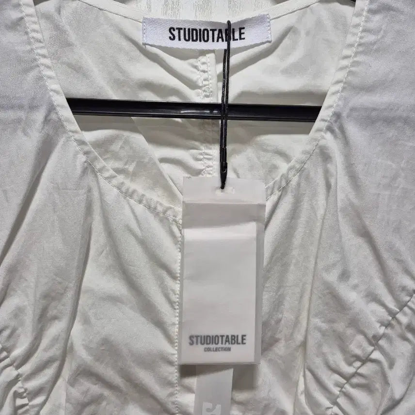 [BUNJANG] Studio Table Shirring Short Sleeve Blouse - White / (타임세일)(새상품)스튜디오테이블 셔링 반팔 블라우스 화이트