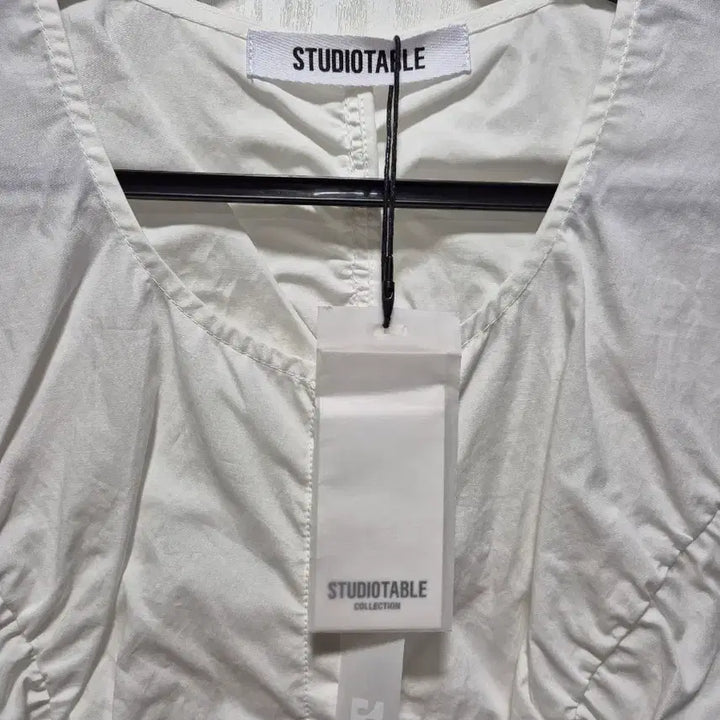 [BUNJANG] Studio Table Shirring Short Sleeve Blouse - White / (타임세일)(새상품)스튜디오테이블 셔링 반팔 블라우스 화이트