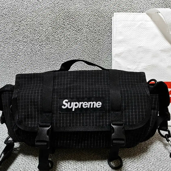 [BUNJANG] Supreme 3M Mini Duffle Bag Black / [ONE SIZE] 정품 슈프림 3M 미니 더플백 블랙