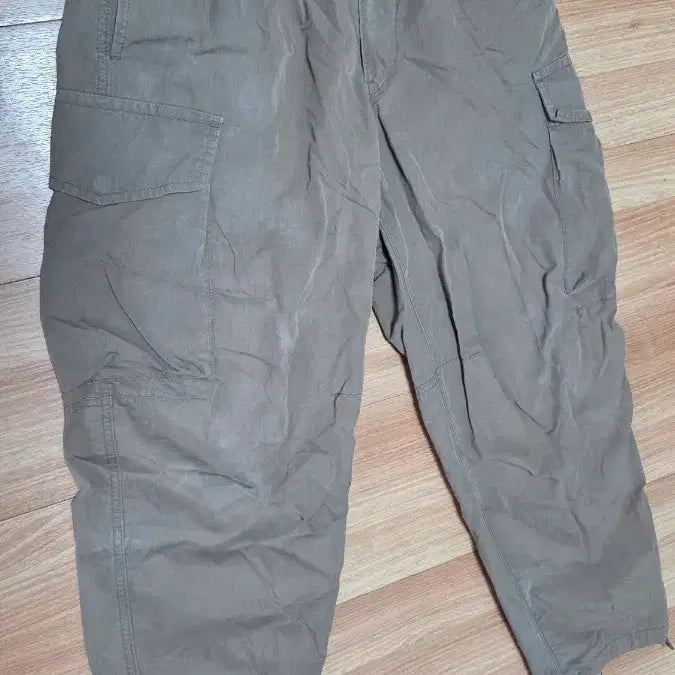 [BUNJANG] Uniqlo U Wide Fit Parachute Cargo Pants Khaki S / 유니클로 U 와이드핏 파라슈트 카고팬츠 카키 S