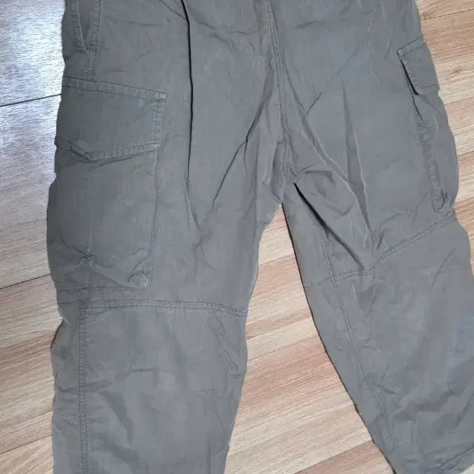 [BUNJANG] Uniqlo U Wide Fit Parachute Cargo Pants Khaki S / 유니클로 U 와이드핏 파라슈트 카고팬츠 카키 S