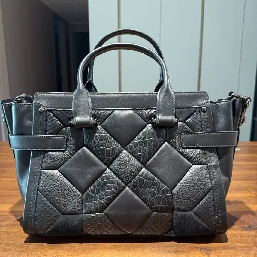 [BUNJANG] Coach Swagger 27 Canyon Quilted Embossed Black Version Tote Bag (Unused) / 코치 스웨거 27 캐니언 퀼트 엑조틱 엠보스드  블랙버전 (미사용)