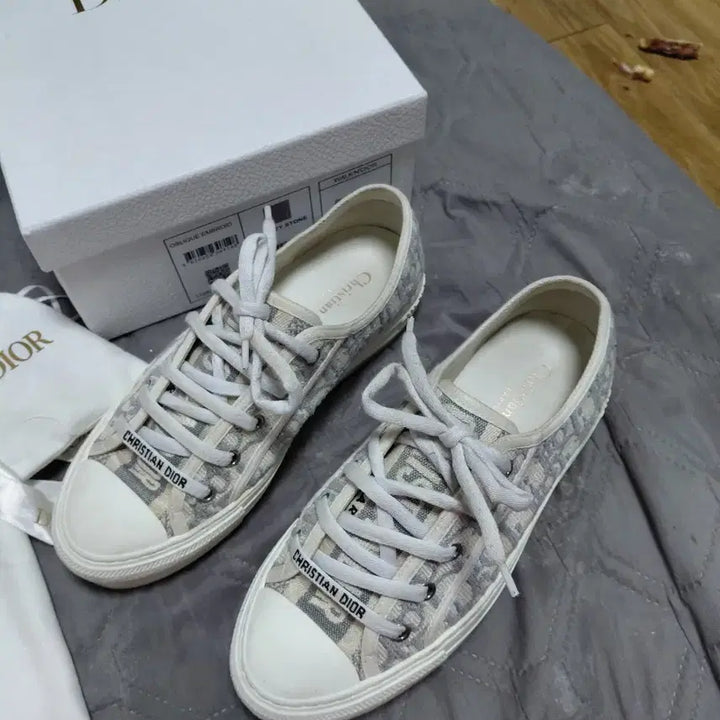 [BUNJANG] Dior Embroidered Sneakers Grey (Size 39) / 워크 앤 디올 자수 스니커즈 그레이 (39사이즈)  / 풀박스그대로