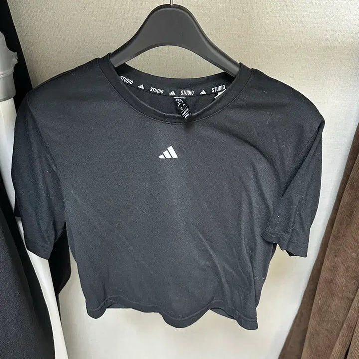 [BUNJANG] Adidas Studio Black Cropped Short Sleeve T-Shirt / 아디다스 블랙 크롭 반팔 티셔츠