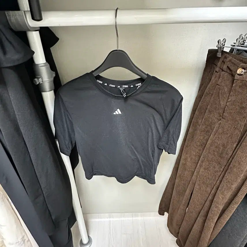 [BUNJANG] Adidas Studio Black Cropped Short Sleeve T-Shirt / 아디다스 블랙 크롭 반팔 티셔츠