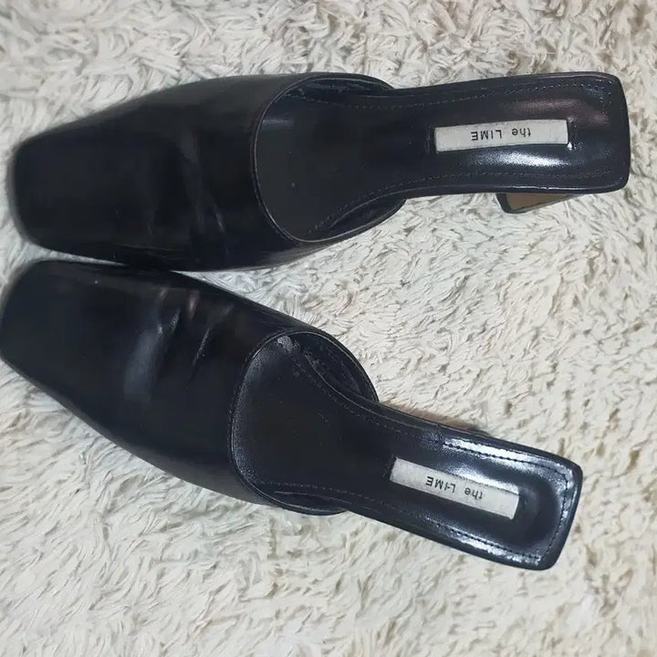 [BUNJANG] TheLime Black Mules Slippers (235) / 더라임 브랜드의 세련된 블랙 뮬 슬리퍼예요사이즈는 235이고, 어떤 옷
