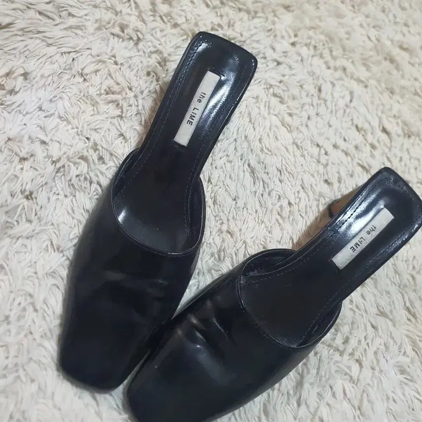 [BUNJANG] TheLime Black Mules Slippers (235) / 더라임 브랜드의 세련된 블랙 뮬 슬리퍼예요사이즈는 235이고, 어떤 옷