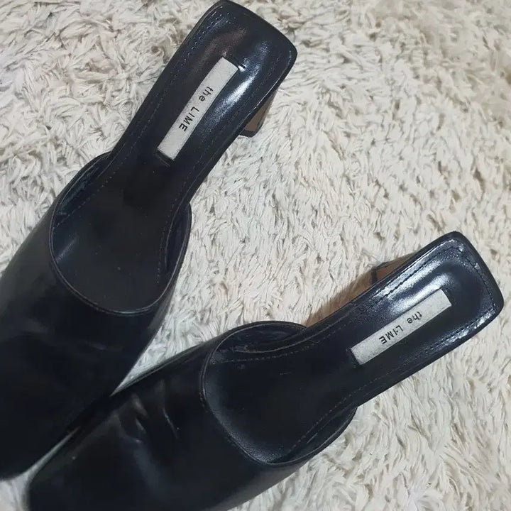 [BUNJANG] TheLime Black Mules Slippers (235) / 더라임 브랜드의 세련된 블랙 뮬 슬리퍼예요사이즈는 235이고, 어떤 옷