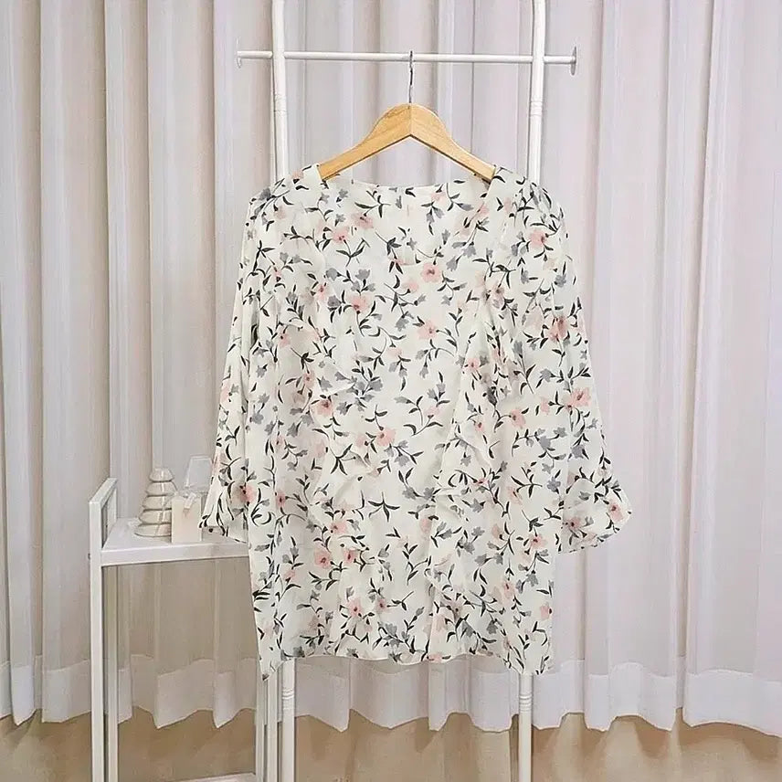 [BUNJANG] Flower Frill Blouse / 플라워 프릴  블라우스