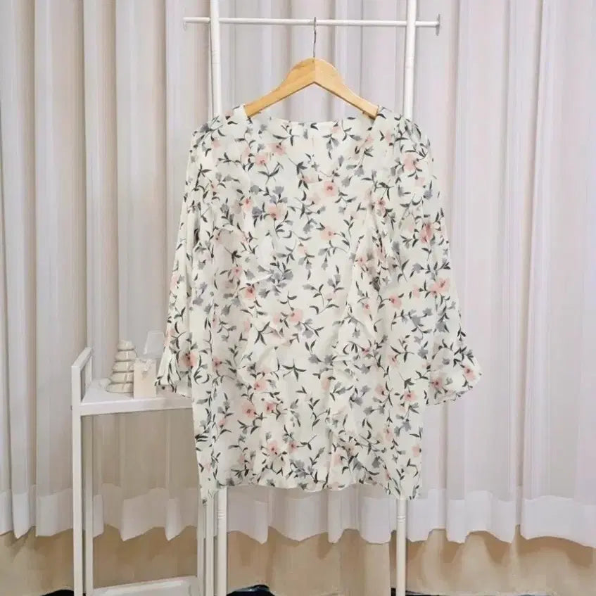 [BUNJANG] Flower Frill Blouse / 플라워 프릴  블라우스