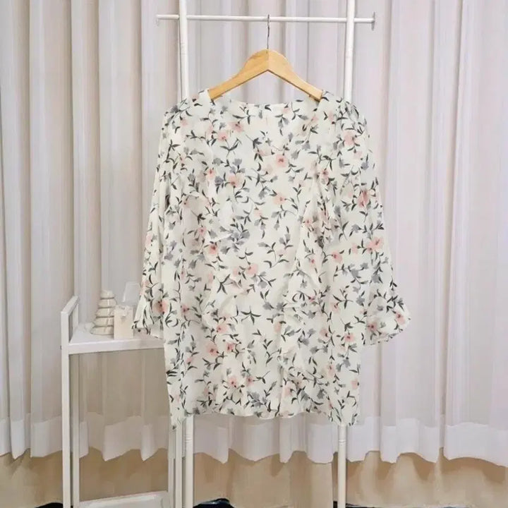 [BUNJANG] Flower Frill Blouse / 플라워 프릴  블라우스