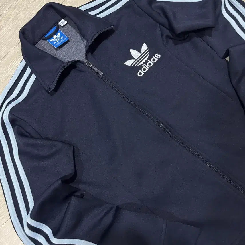[SOLD OUT] 아디다스 네이비 스카이블루 삼선 유로파 트랙탑