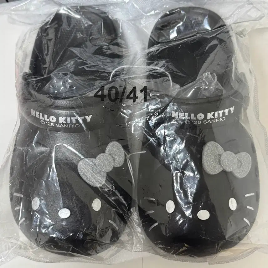 [BUNJANG] Hello Kitty Black Crocs Sandals Size 40/41 (255-260) / 헬로키티 블랙 크록스 40/41 사이즈 (255-260) 교환 가능