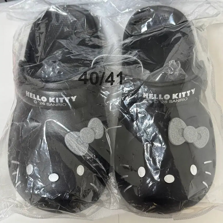[BUNJANG] Hello Kitty Black Crocs Sandals Size 40/41 (255-260) / 헬로키티 블랙 크록스 40/41 사이즈 (255-260) 교환 가능