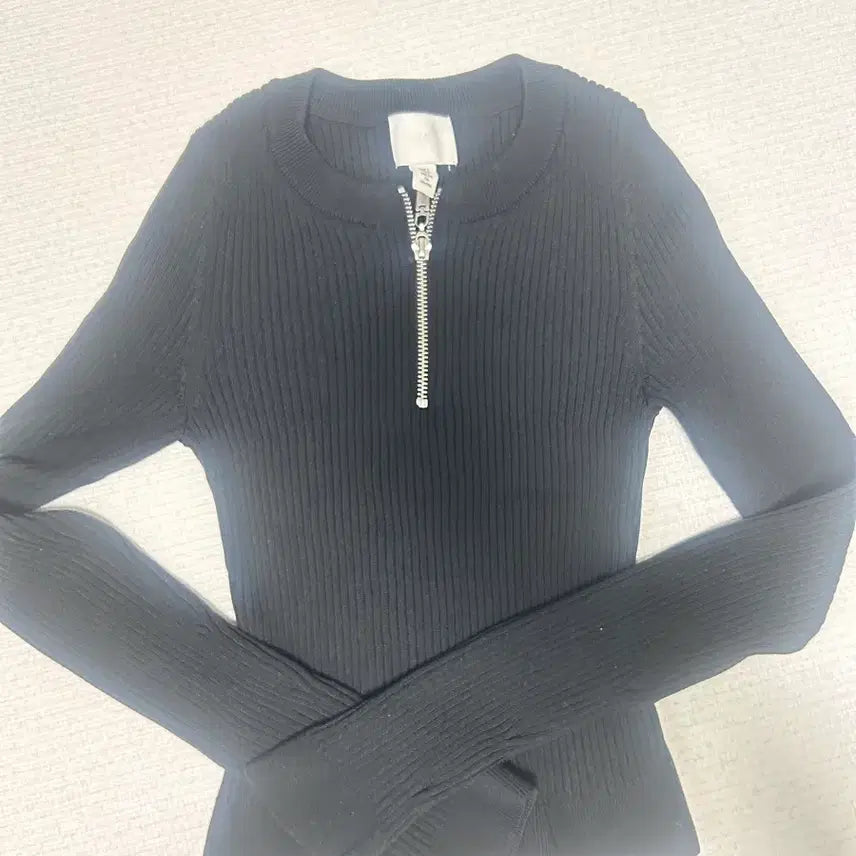 [BUNJANG] H&amp;M Black Knit Sweater with Zipper Detail / H&amp;M 블랙 니트