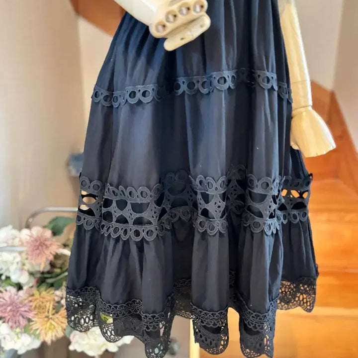 [BUNJANG] Punch Lace Midi Dress - Black / 펀칭 레이스 블랙 미디 원피스