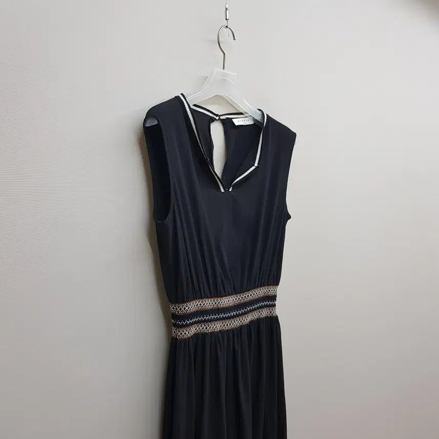 [SOLD OUT] 산드로 스모크 밴딩 슬리브리스 롱 원피스 xs사이즈