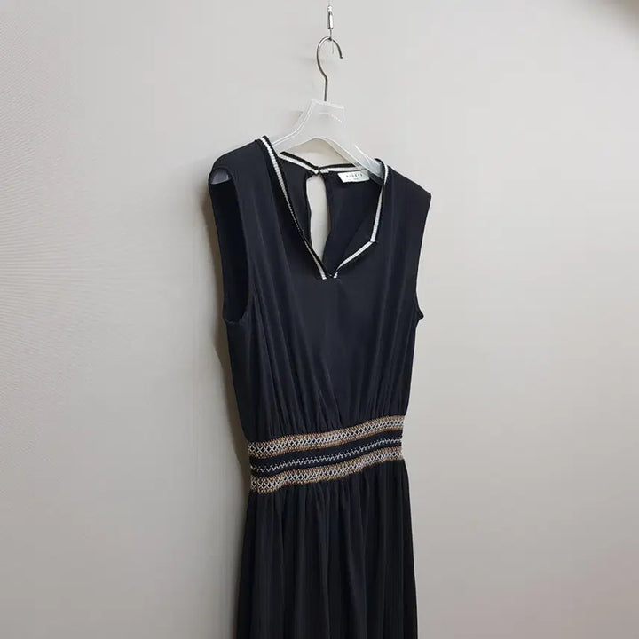 [SOLD OUT] 산드로 스모크 밴딩 슬리브리스 롱 원피스 xs사이즈