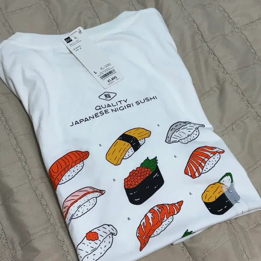 [BUNJANG] Uniqlo Sushi Graphic T-Shirt - Size L / 유니클로 스시 그래픽 티셔츠 L