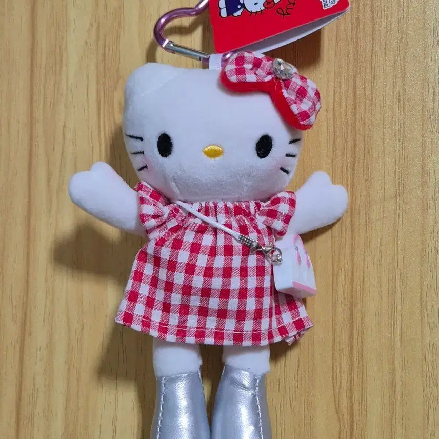 [SOLD OUT] (새상품) 헬로키티 롱다리 체크 원피스 인형 키링 레드