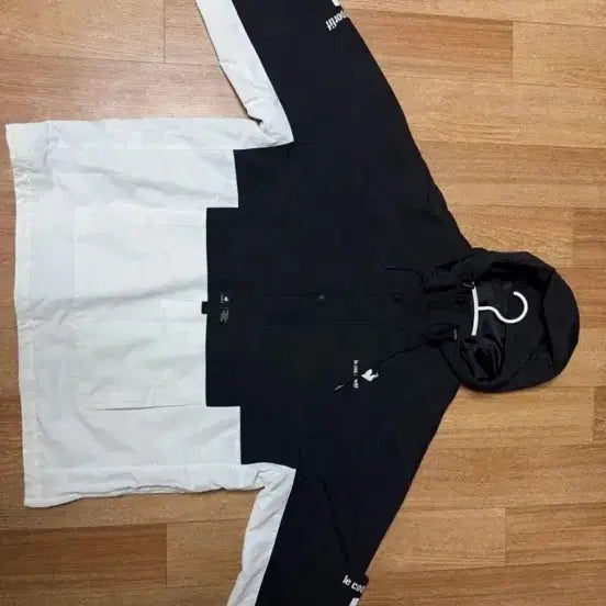 [BUNJANG] Le Coq Sportif Windbreaker Hooded Jacket (Black/White, Size 105) / 르꼬끄 블랙/화이트 바람막이 후드 자켓 105