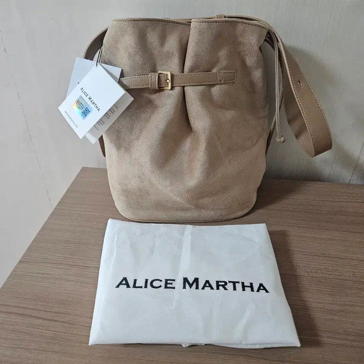 [BUNJANG] Alice Martha Leel Suede Shoulder Bag Beige / [새상품] 앨리스마샤 르엘 스웨이드 숄더백 베이지(정가11.5)