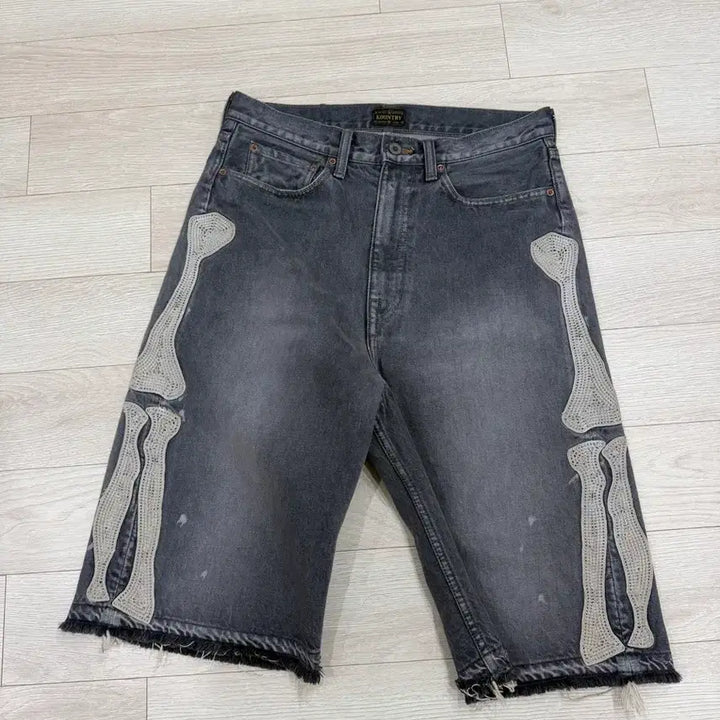 [SOLD OUT] 32) 캐피탈 본 자수 데님 숏팬츠 블랙 팝니다