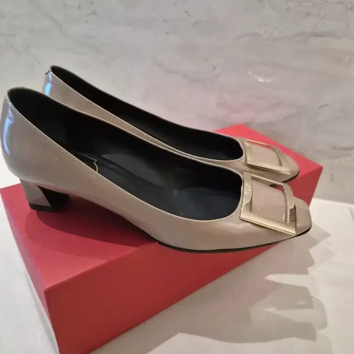 [BUNJANG] Roger Vivier Trumpet Beige Pumps / 로저비비에 트럼펫 베이지 구두
