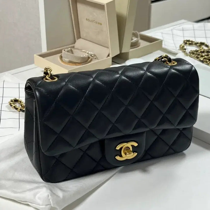 [BUNJANG] Chanel Quilted Crossbody Bag with Gold Ball / 샤넬 골드볼