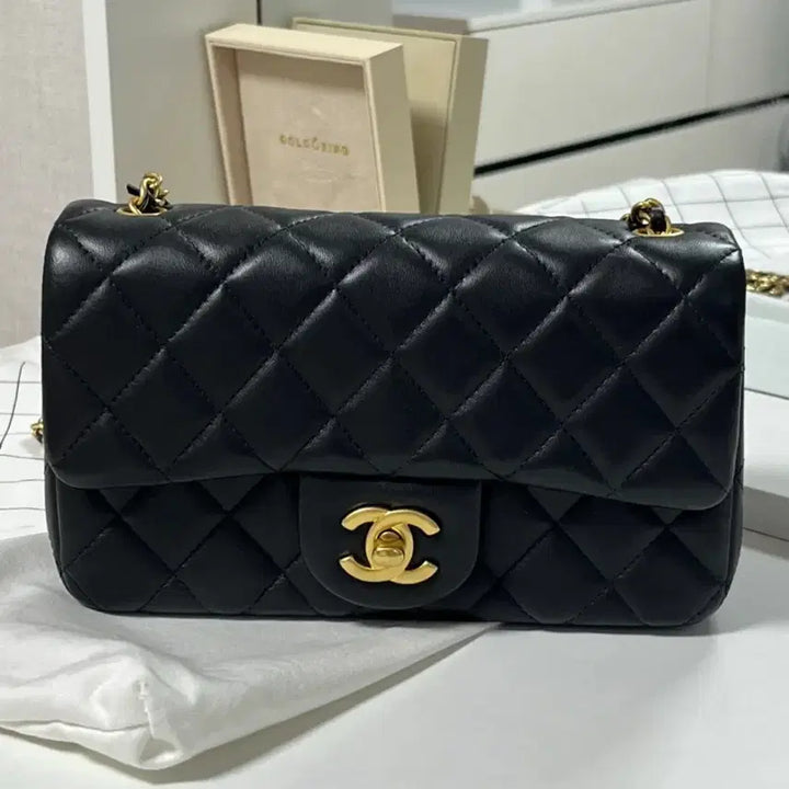 [BUNJANG] Chanel Quilted Crossbody Bag with Gold Ball / 샤넬 골드볼