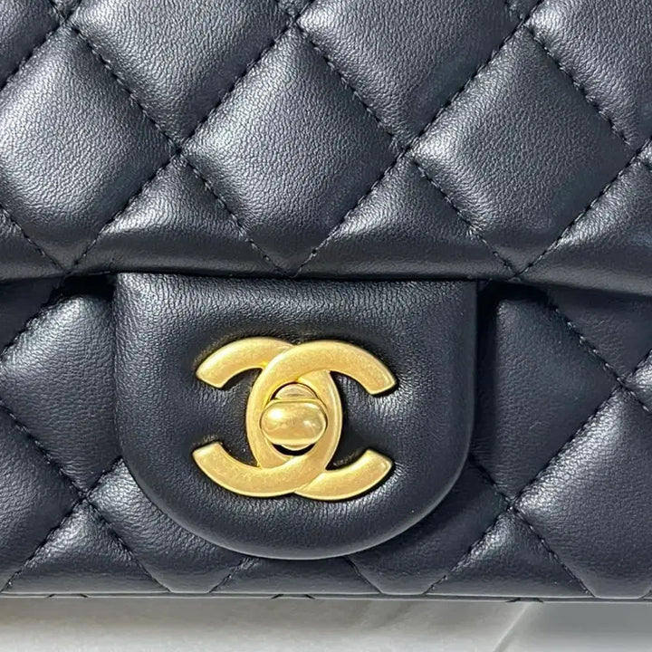[BUNJANG] Chanel Quilted Crossbody Bag with Gold Ball / 샤넬 골드볼