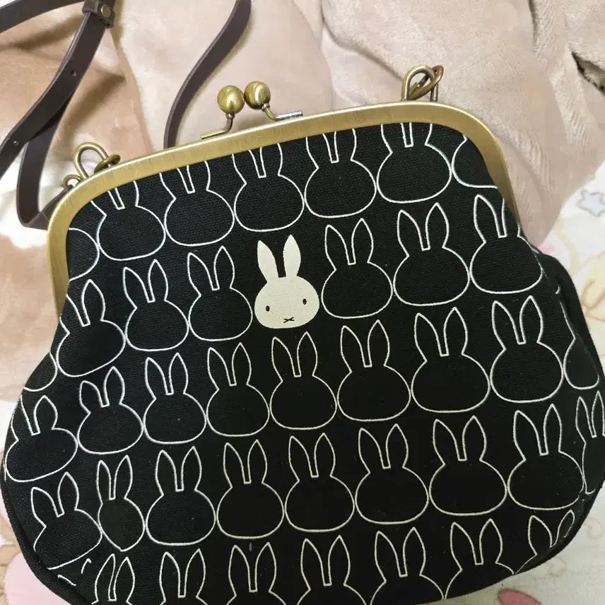 [BUNJANG] Miffy Rabbit Pattern Shoulder Bag / 미피 토끼 패턴 블랙 가방 숄더백
