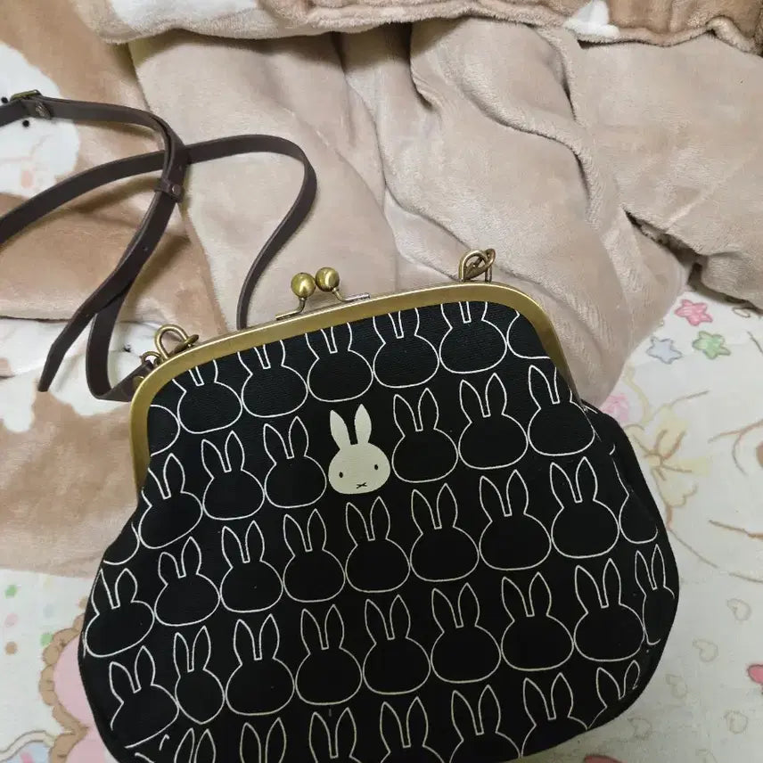 [BUNJANG] Miffy Rabbit Pattern Shoulder Bag / 미피 토끼 패턴 블랙 가방 숄더백