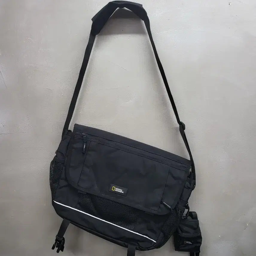 [BUNJANG] National Geographic Black Messenger Bag / 내셔널지오그래픽 블랙 메신저백