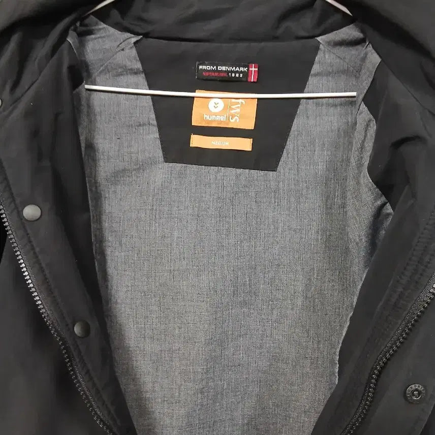 [BUNJANG] Hummel Black Hooded Windbreaker Jacket / 험멜 블랙 후드 바람막이 자켓