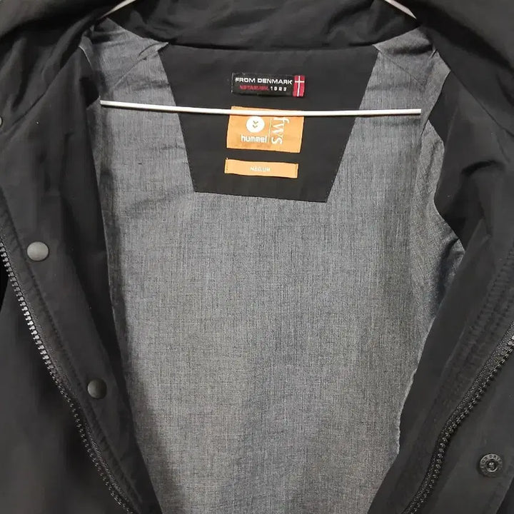 [BUNJANG] Hummel Black Hooded Windbreaker Jacket / 험멜 블랙 후드 바람막이 자켓