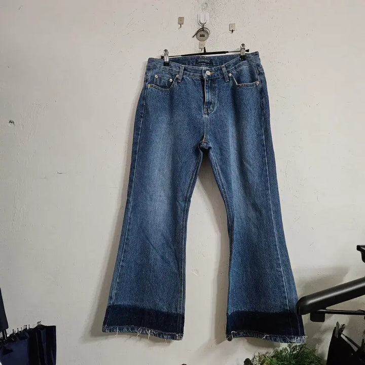 [BUNJANG] Colorblock Hem Denim Bootcut Jeans / 밑단 배색 데님 부츠컷 청바지27