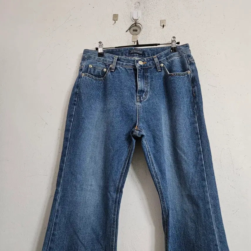[BUNJANG] Colorblock Hem Denim Bootcut Jeans / 밑단 배색 데님 부츠컷 청바지27
