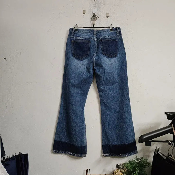 [BUNJANG] Colorblock Hem Denim Bootcut Jeans / 밑단 배색 데님 부츠컷 청바지27