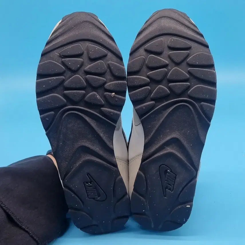[BUNJANG] Nike Outburst Sneakers / h 나이키 아웃버스트 운동화 230