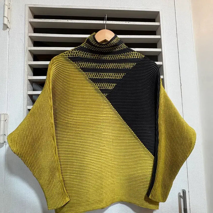 [BUNJANG] Lavita Junko Color-Block Pleated Knit Top / 라비타준코 배색 플리츠 니트
