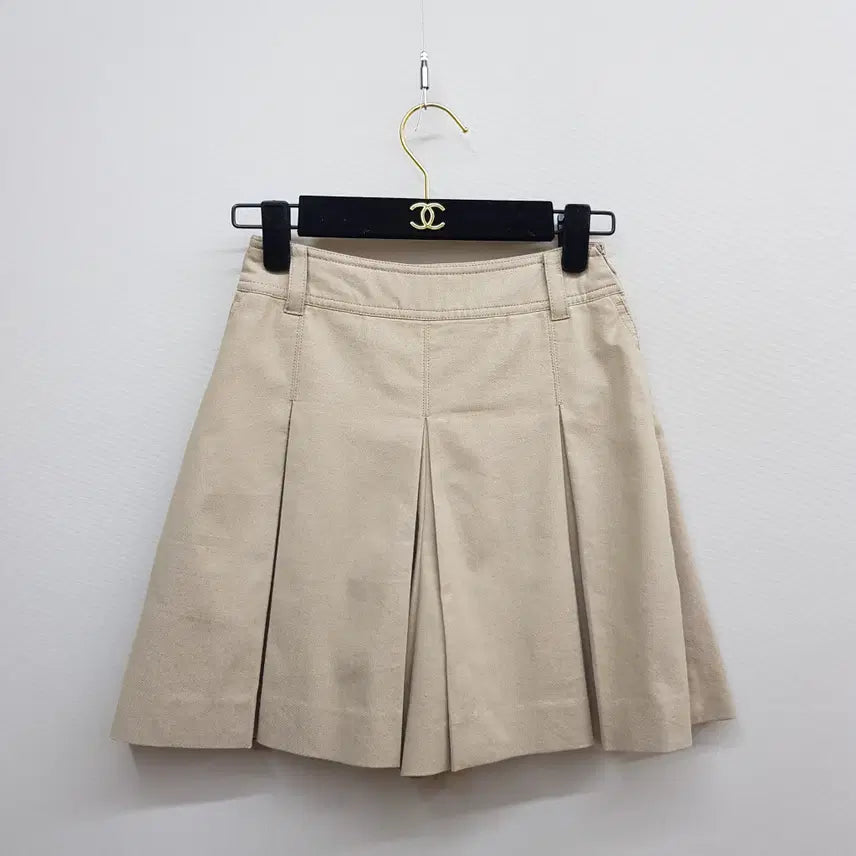 [SOLD OUT] 마쥬 2023 베이지 플리츠 A라인 쇼츠 43사이즈