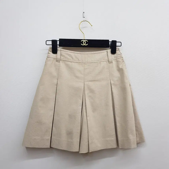 [SOLD OUT] 마쥬 2023 베이지 플리츠 A라인 쇼츠 43사이즈