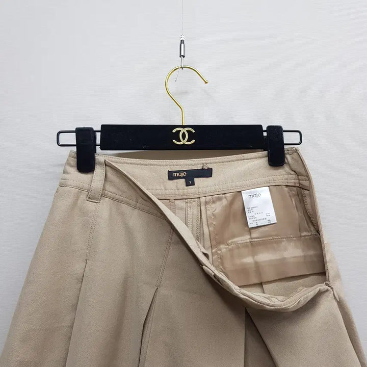 [SOLD OUT] 마쥬 2023 베이지 플리츠 A라인 쇼츠 43사이즈