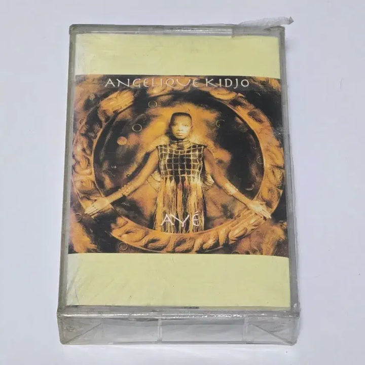 [BUNJANG] Angélique Kidjo Ayé Cassette Tape (Sealed, Rare) / [미개봉/희귀] 안젤리크 키조(Angelique Kidjo)