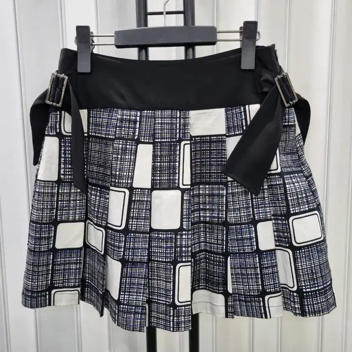 [BUNJANG] Check Pattern Mini Skirt with Buckle Detail / 체크 패턴 스커트 블랙/화이트 버클 장식